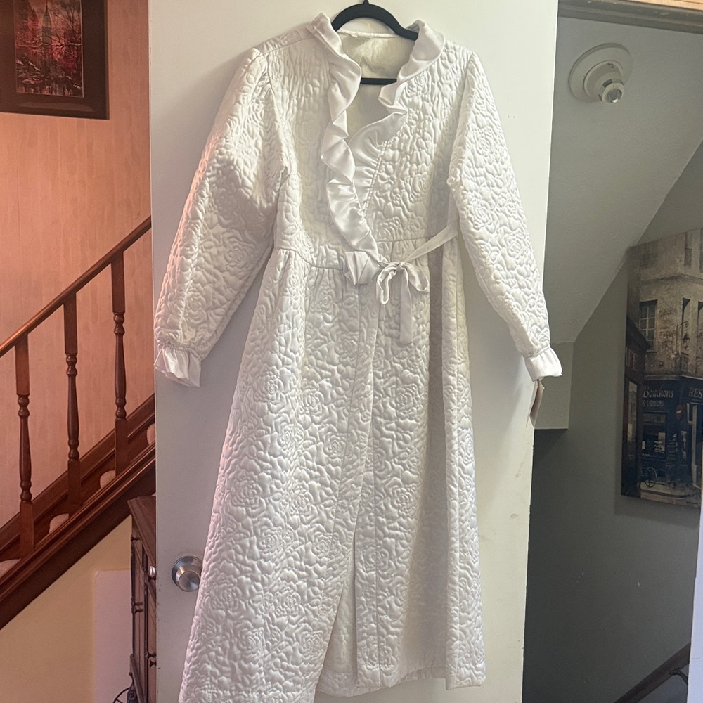 Elegant White Quilted Women's Robe